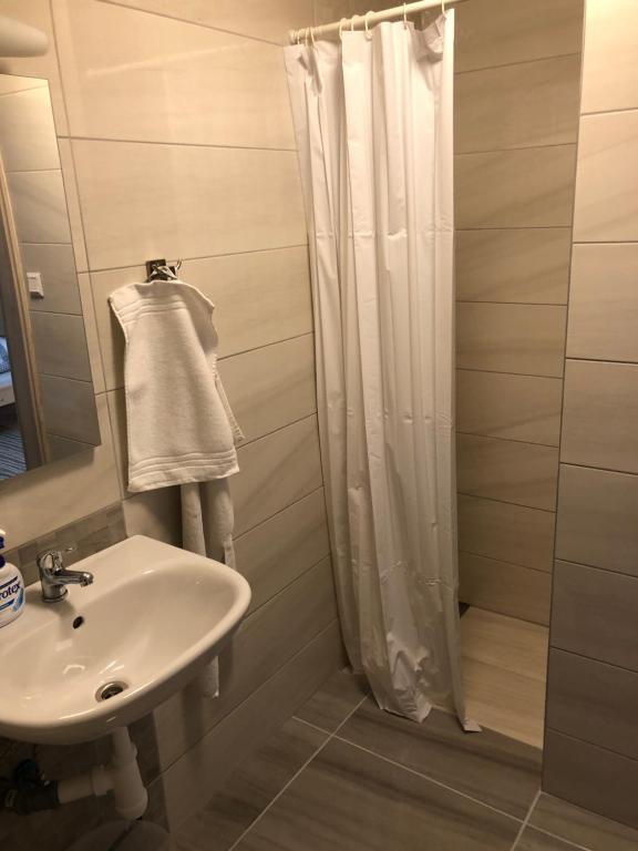 A bathroom at PODHÁJSKA 110