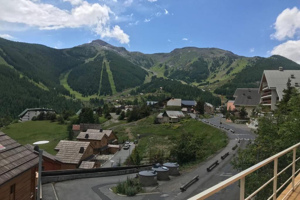 uitzicht op een stad met bergen op de achtergrond bij CHALET FAMILIAL AURON in Auron