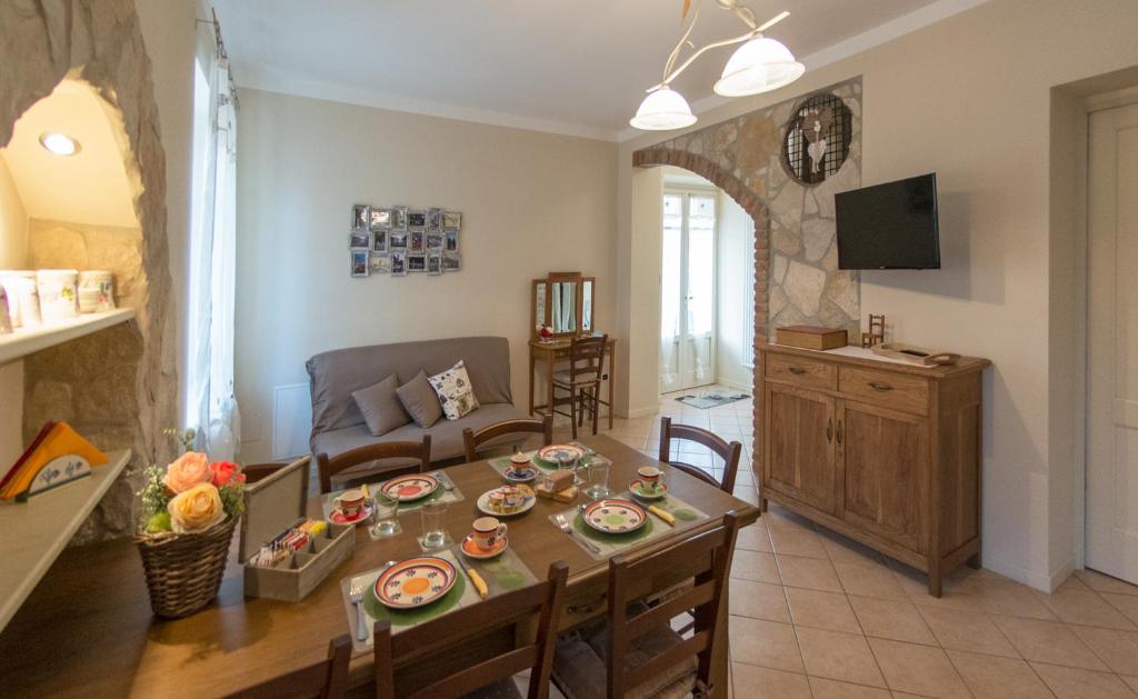 cocina y sala de estar con mesa y sillas en il Roseto holidays, en Castelnuovo del Garda