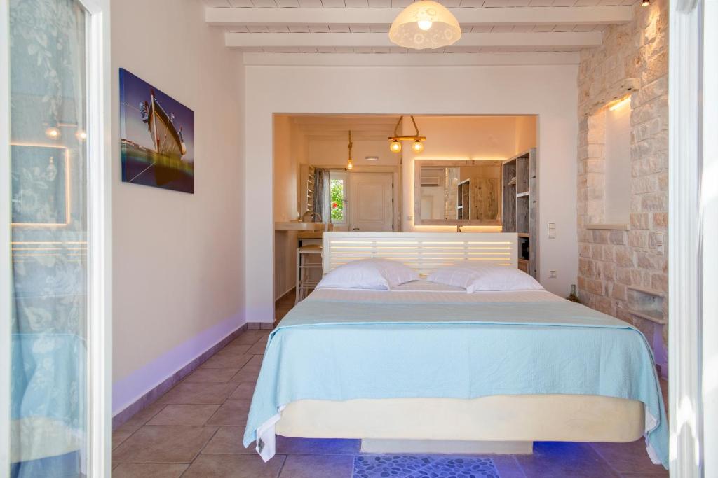 Postel nebo postele na pokoji v ubytování Akti Naoussa Paros