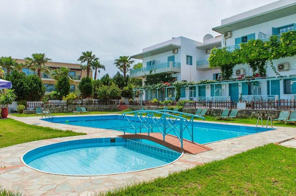 une piscine en face d'un bâtiment dans l'établissement Anatoli Apartments, à Chersónissos