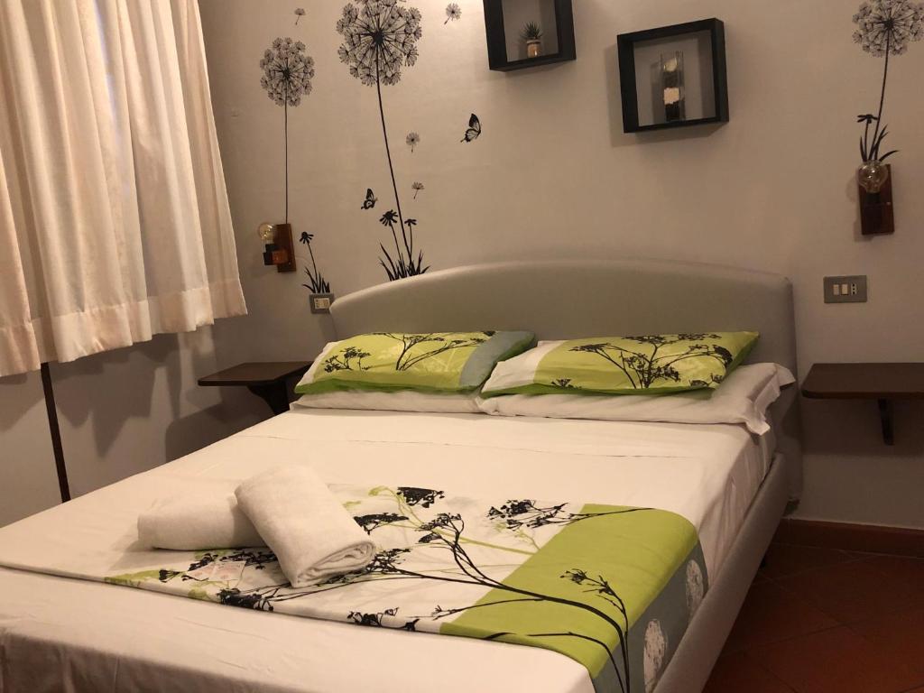 Postel nebo postele na pokoji v ubytování Notti Etrusche a Sovana