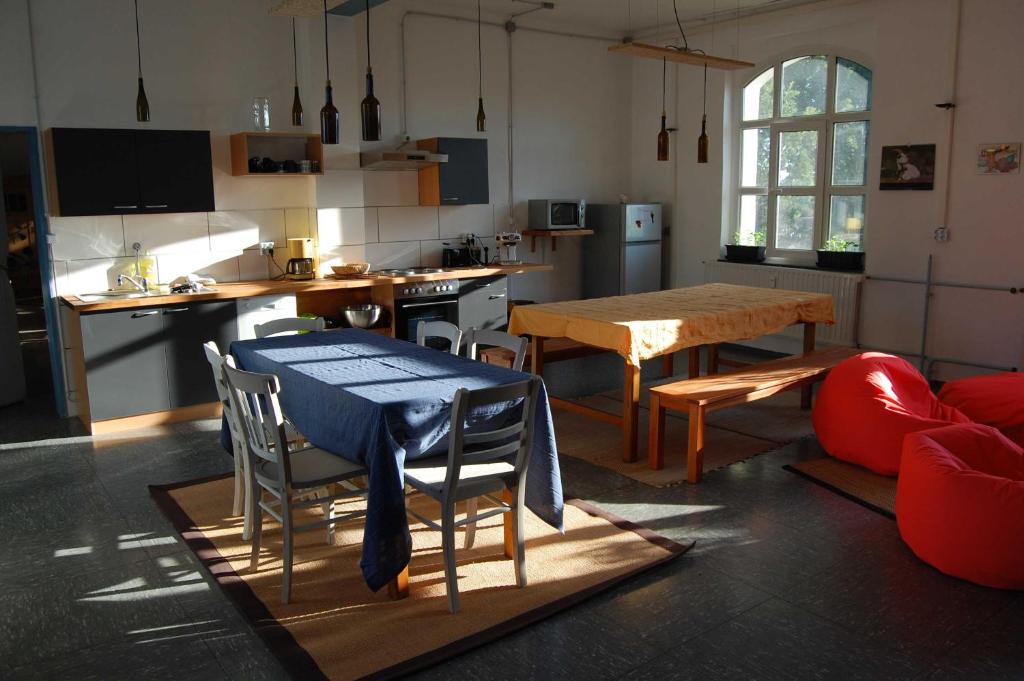 une cuisine avec une table et des chaises ainsi qu'une salle à manger dans l'établissement Oberzent-Hostelstyle nur für aktive Touristen, à Beerfelden