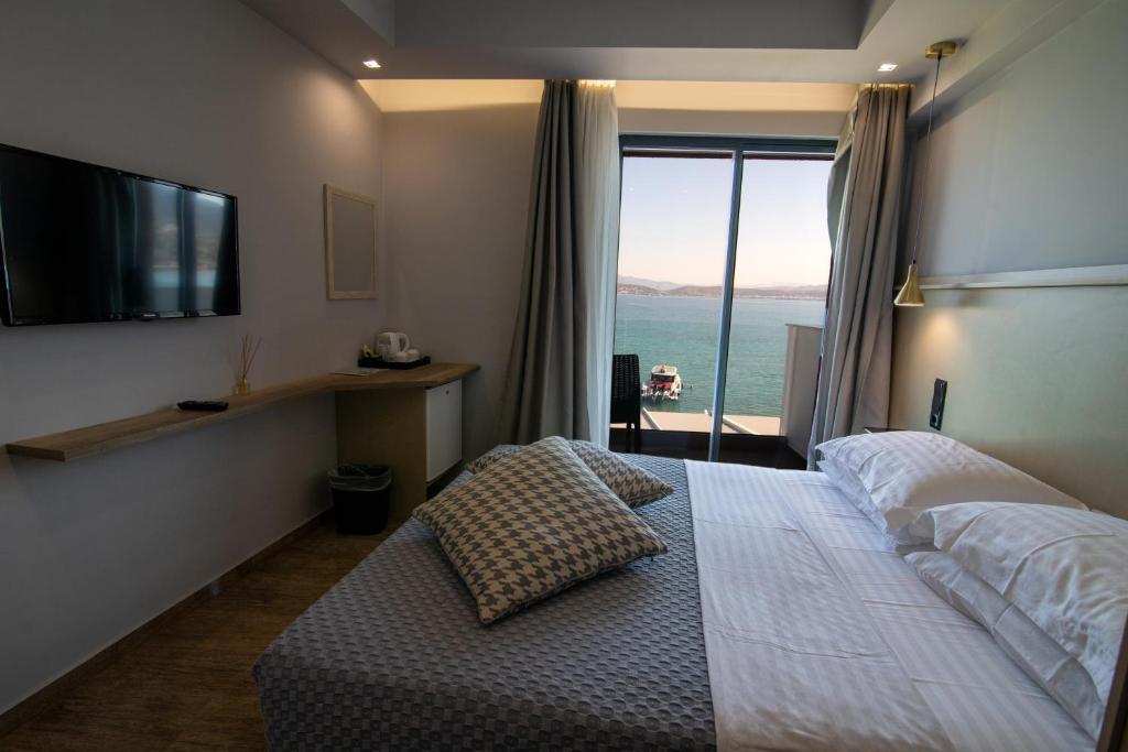 Postel nebo postele na pokoji v ubytování Aianteion Bay Luxury Hotel & Suites