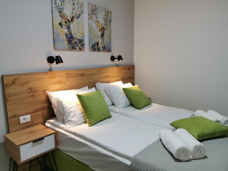 Vila Breza tesisinde bir odada yatak veya yataklar