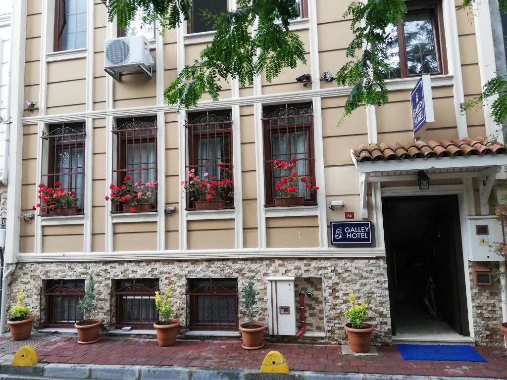 een gebouw met ramen en potplanten erop bij Galley Hotel in Istanbul