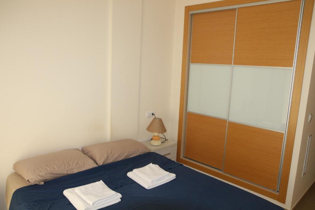 Postel nebo postele na pokoji v ubytování Jardines de las Marinas - Apartamento en Denia - Terraza privada, piscinas, jaccuzi, padel y playa cerca