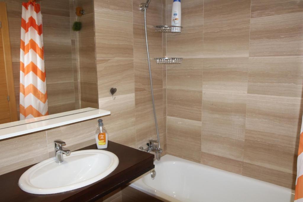 Koupelna v ubytování Jardines de las Marinas - Apartamento en Denia - Terraza privada, piscinas, jaccuzi, padel y playa cerca