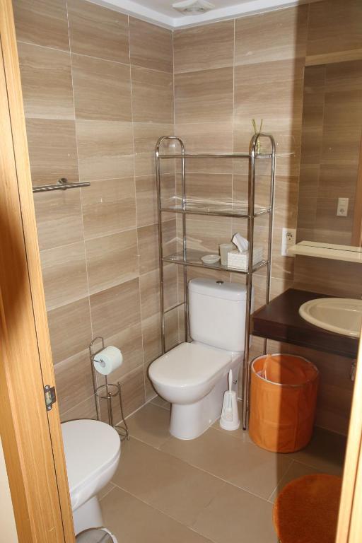 Koupelna v ubytování Jardines de las Marinas - Apartamento en Denia - Terraza privada, piscinas, jaccuzi, padel y playa cerca