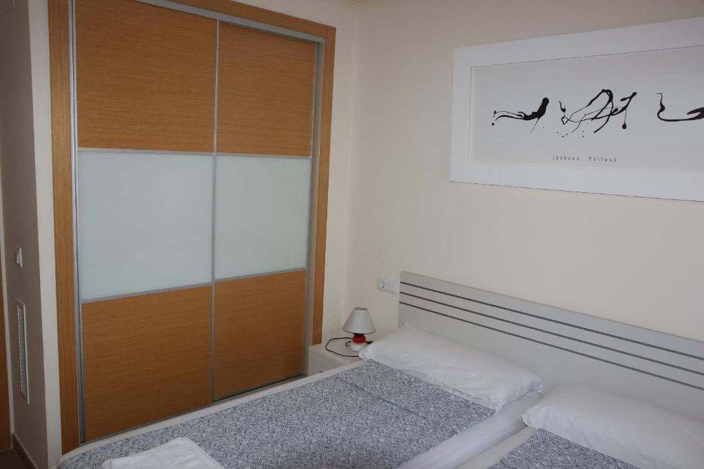 Postel nebo postele na pokoji v ubytování Jardines de las Marinas - Apartamento en Denia - Terraza privada, piscinas, jaccuzi, padel y playa cerca