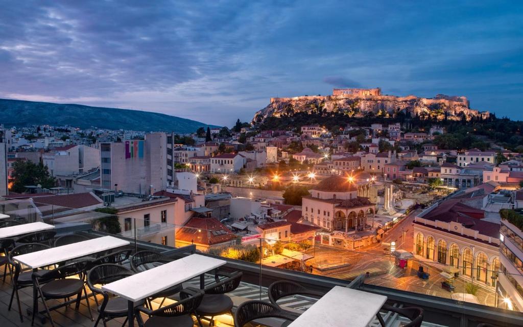 vistas a la ciudad de la acrópolis por la noche en Acropolis Quiet House en Atenas