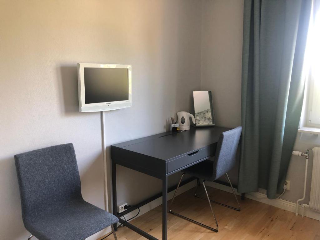 TV a/nebo společenská místnost v ubytování Staby Gårdshotell