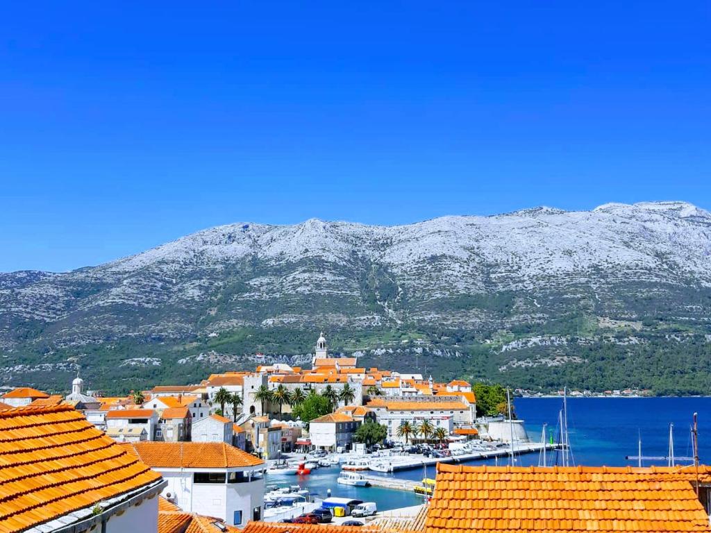 een uitzicht op een stad met boten in een haven bij Apartments Neno in Korčula