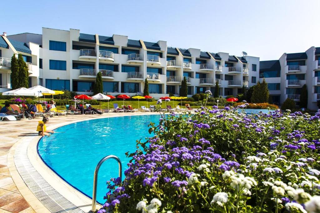 Bazén v ubytování Sineva Park Hotel - All Inclusive nebo v jeho okolí