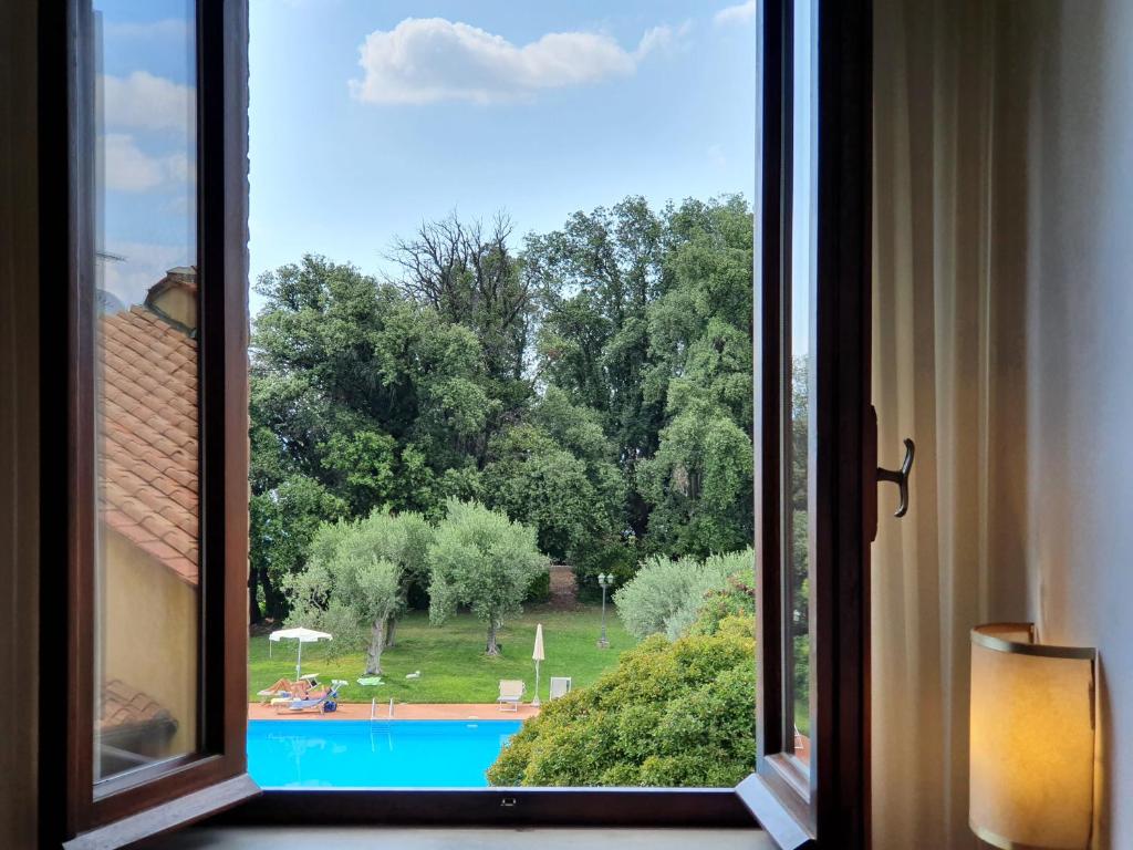 Bassenget på eller i nærheten av Villa Nencini