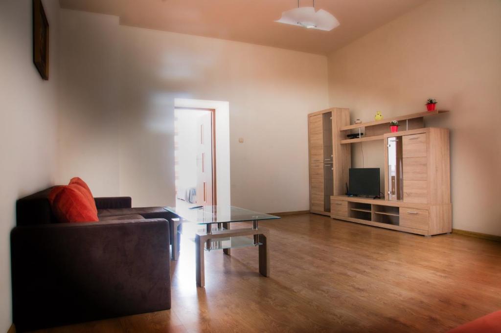 Televízia a/alebo spoločenská miestnosť v ubytovaní Apartament Pomarańczowy Narutowicza 11