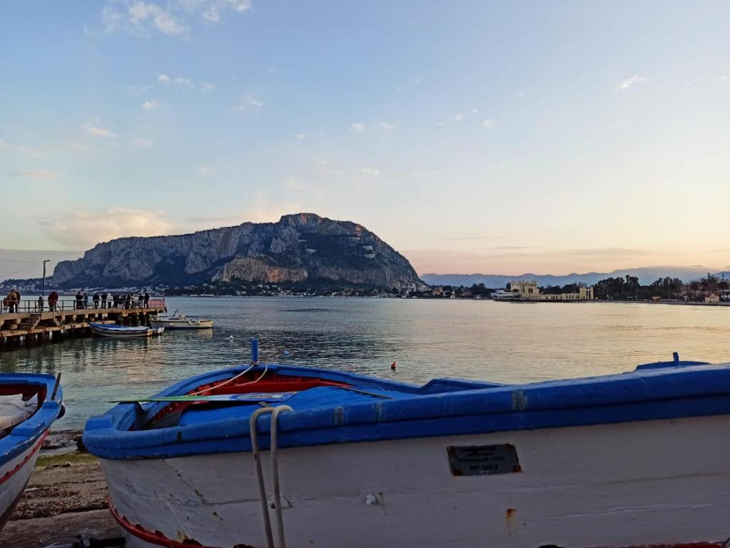 un bateau assis sur la rive d'une masse d'eau dans l'établissement Casa gianflò Mondello-Palermo, à Palerme