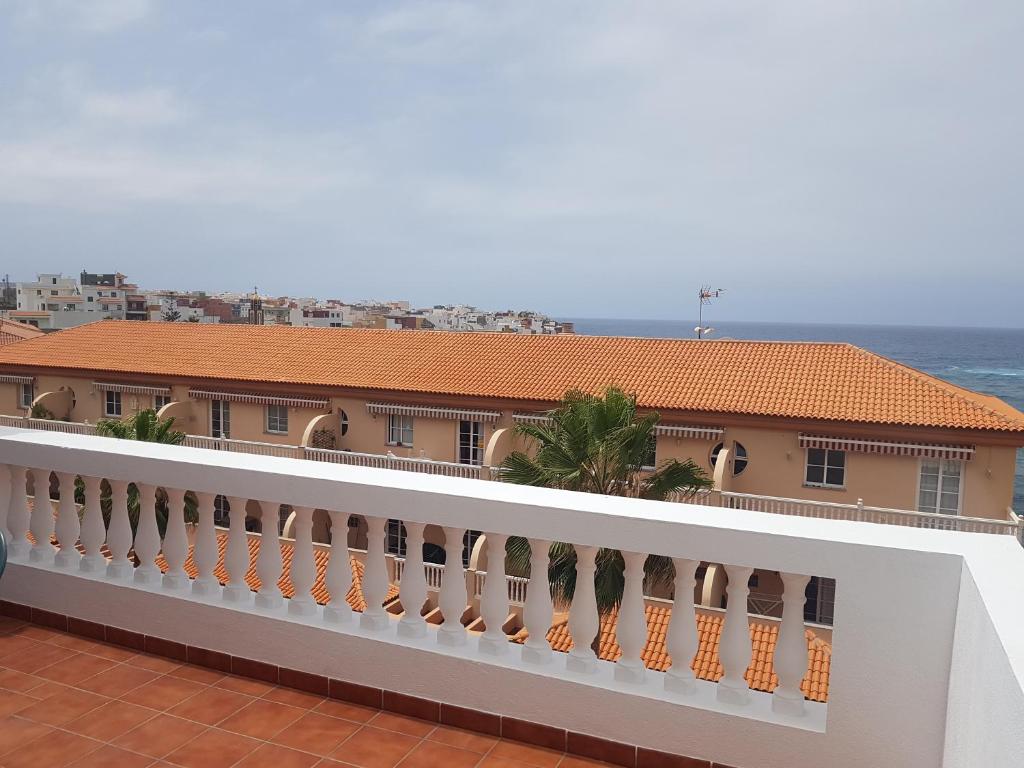 balcón con vistas al océano en Apartamentos Las Salinas 2, en Caleta de Interián