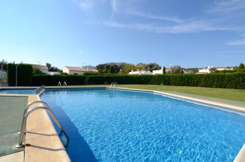 una grande piscina blu in un cortile di Les Acacies 10 a L'Estartit