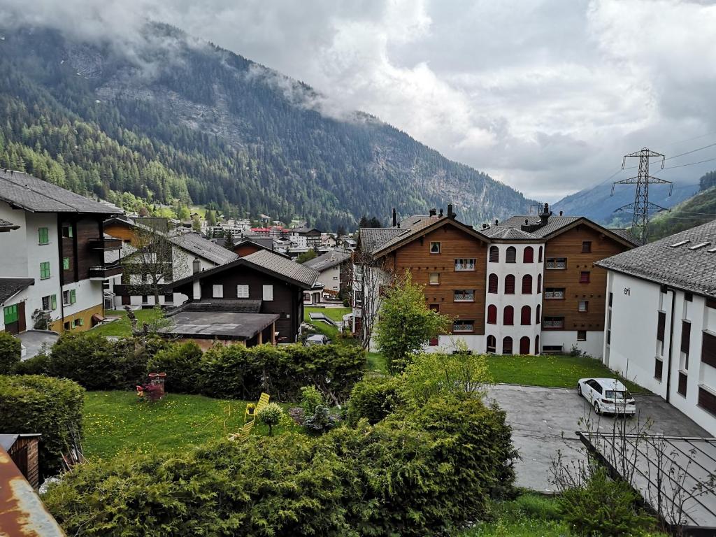 Blick auf eine Stadt mit einem Berg im Hintergrund in der Unterkunft Aurora 2 in Leukerbad