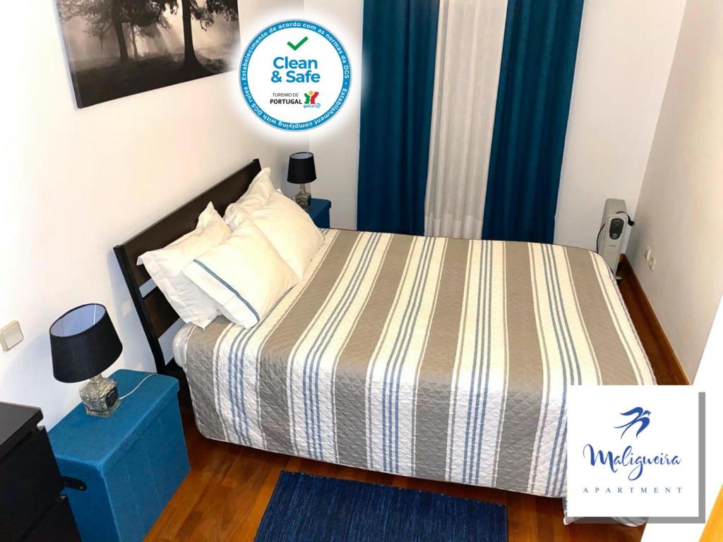 um quarto com uma cama e uma placa na parede em Maligueira Apartment em Leiria