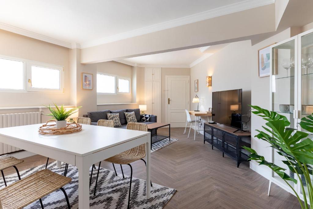 a living room with a white table and chairs at Confortable piso en Neguri, a 5 min de la playa in Getxo