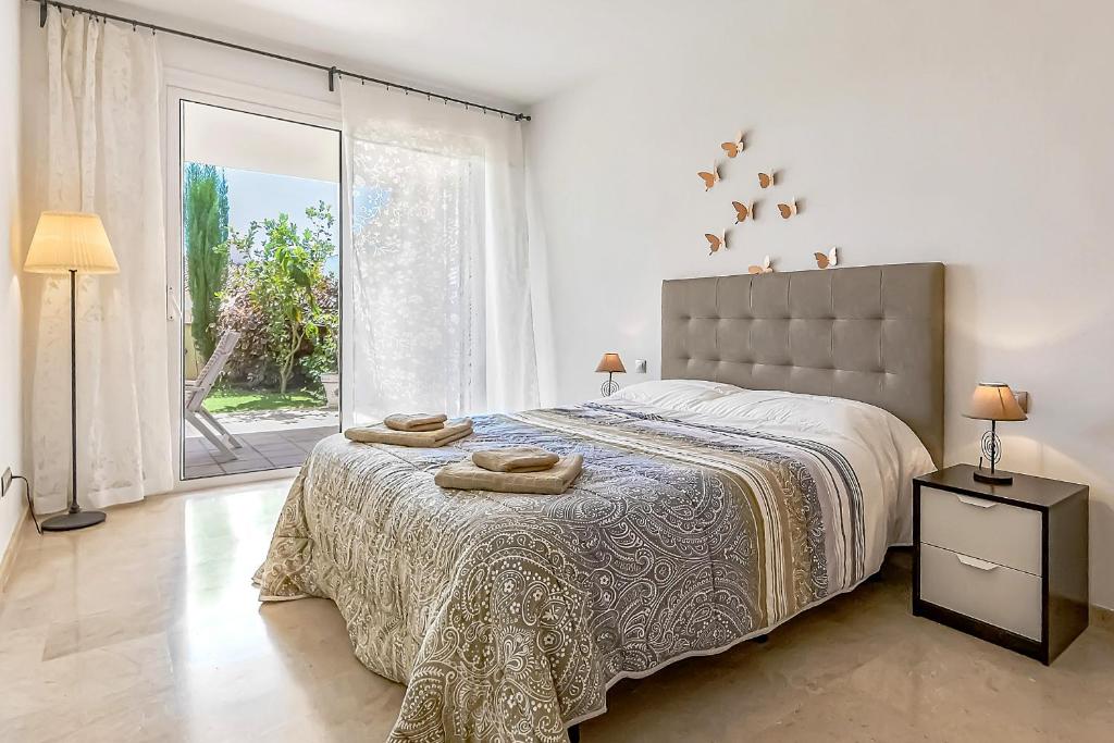 A bed or beds in a room at Garden View La Arena