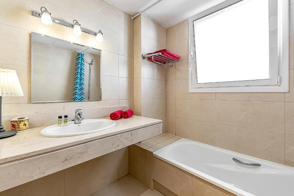 A bathroom at Garden View La Arena