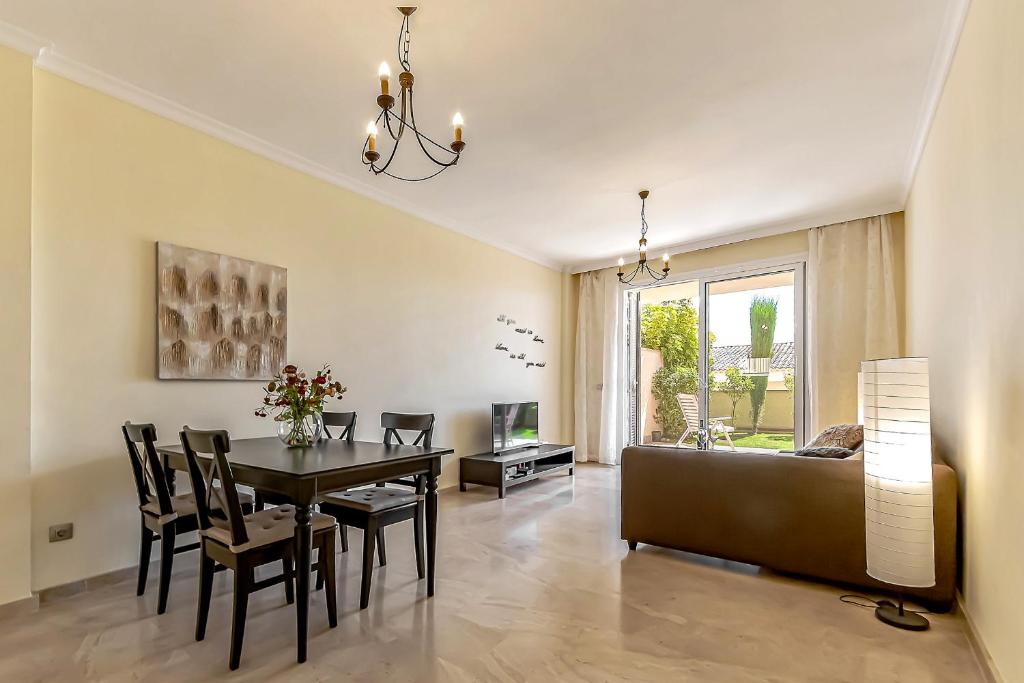 A seating area at Garden View La Arena