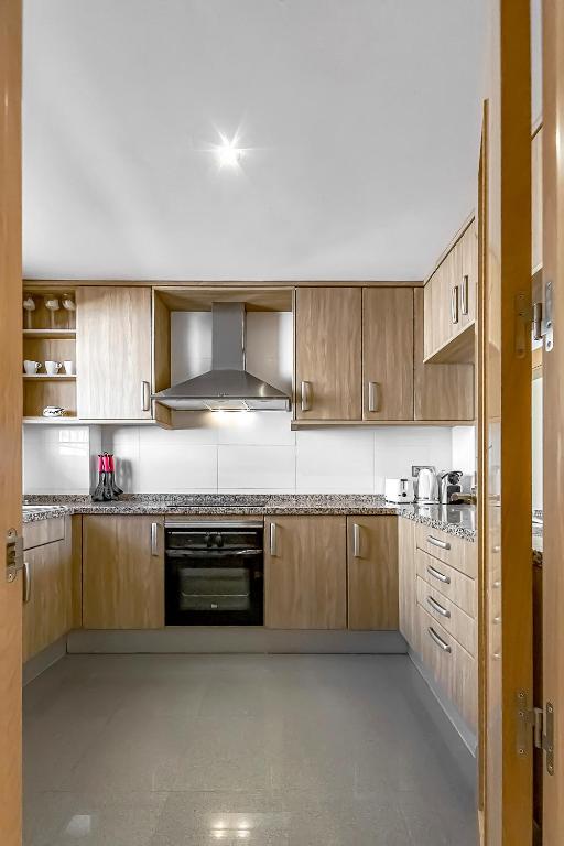 A kitchen or kitchenette at Garden View La Arena