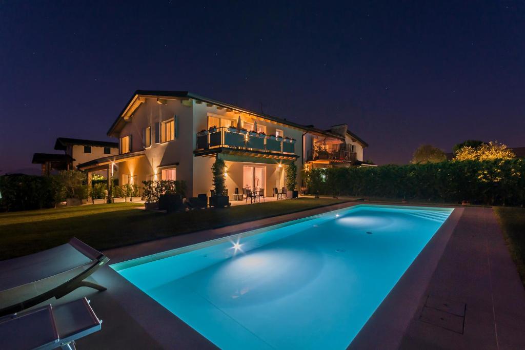 デセンツァーノ・デル・ガルダにあるMarylindaの夜のプールのある家