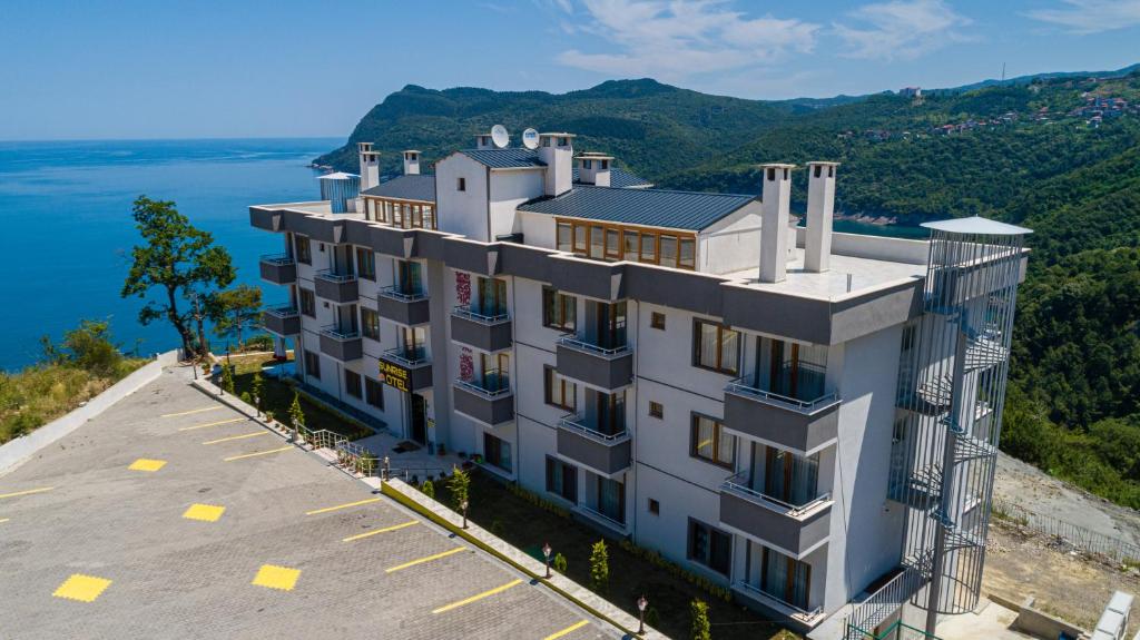 - une vue aérienne sur un bâtiment au sommet d'une montagne dans l'établissement Amasra Sunrise Otel, à Bartın