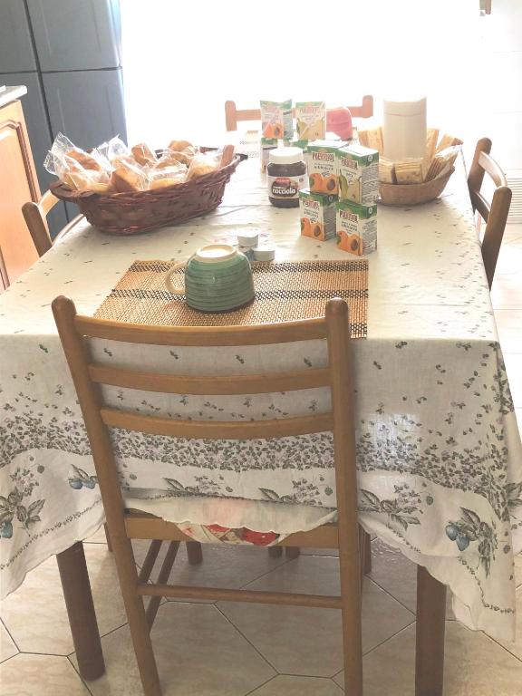 stół jadalny z drewnianym krzesłem i obrusem w obiekcie B&B SAN FRANCESCO w mieście Bagnoregio