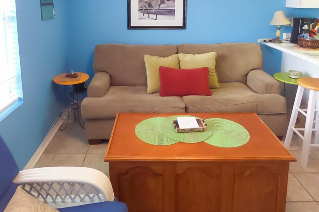 sala de estar con sofá y mesa en Tropical Isle #205, en Fort Walton Beach