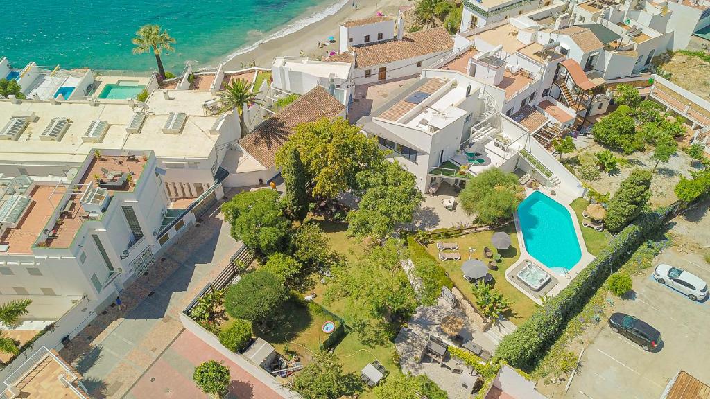 eine Luftansicht eines Hauses und des Ozeans in der Unterkunft Resort con piscina privada en Calle Carabeo in Nerja