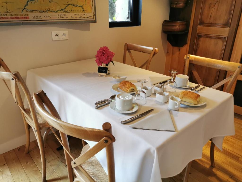 uma mesa branca com pratos de comida em La Tannerie de Montreuil em Montreuil-sur-Mer