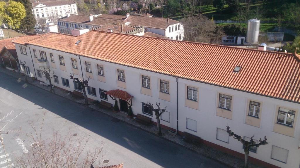 un gran edificio blanco con techo naranja en A Moderna - CALDAS DA FELGUEIRA en Caldas da Felgueira