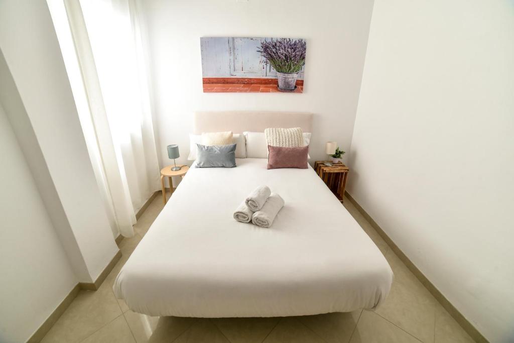 A bed or beds in a room at Alohamundi San Leandro
