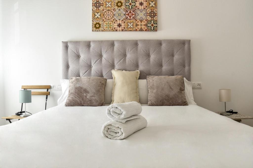 A bed or beds in a room at Alohamundi San Leandro