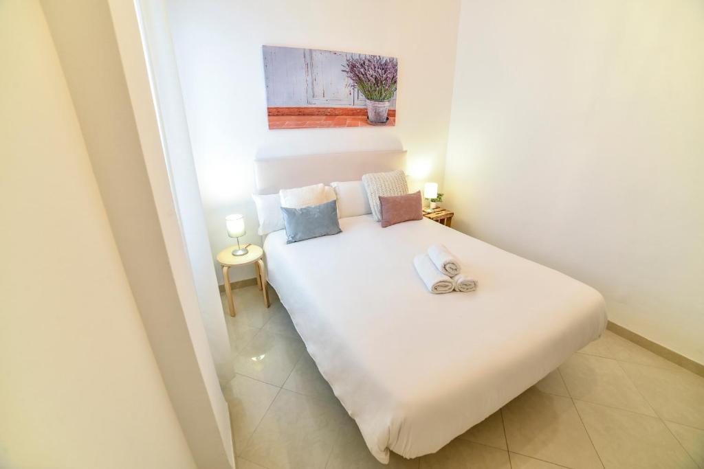 A bed or beds in a room at Alohamundi San Leandro