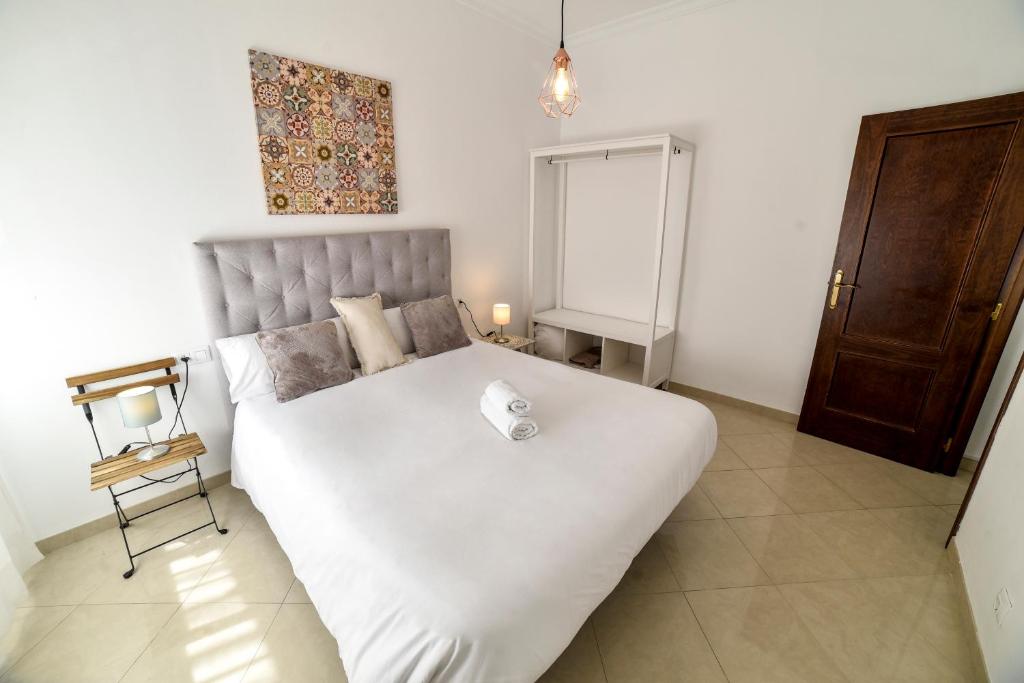 A bed or beds in a room at Alohamundi San Leandro