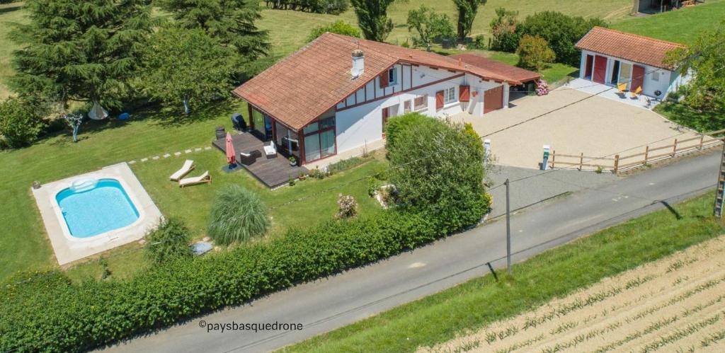 una vista aérea de una casa con piscina en Gîte Etchola, en Ramous