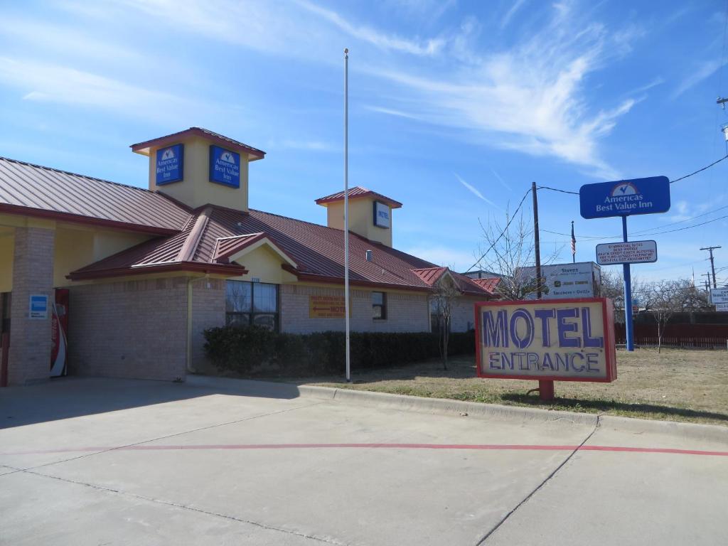 un panneau d'entrée du motel devant un bâtiment dans l'établissement Americas Best Value Inn Weatherford, à Weatherford