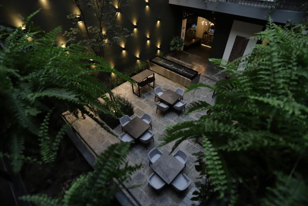 an overhead view of a patio with tables and benches at Hotel Isabel in Puebla