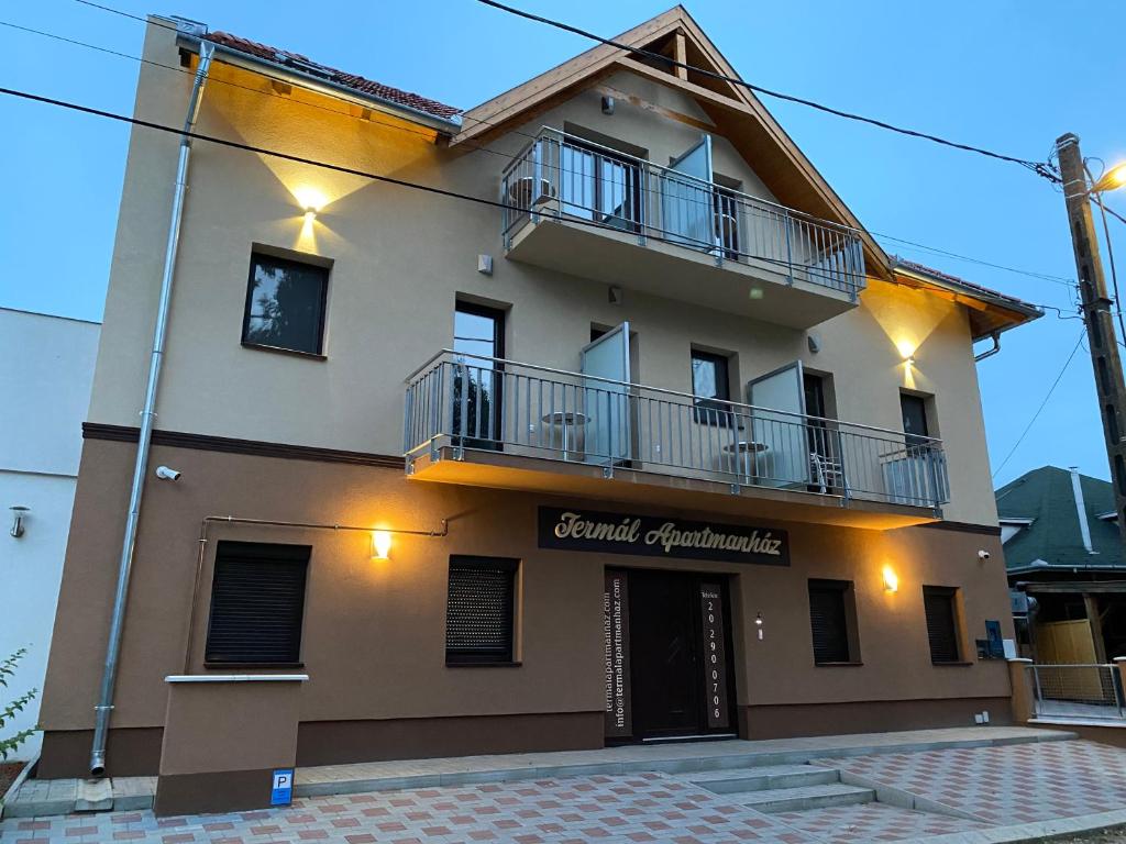 The building in which az apartmanhoteleket is located