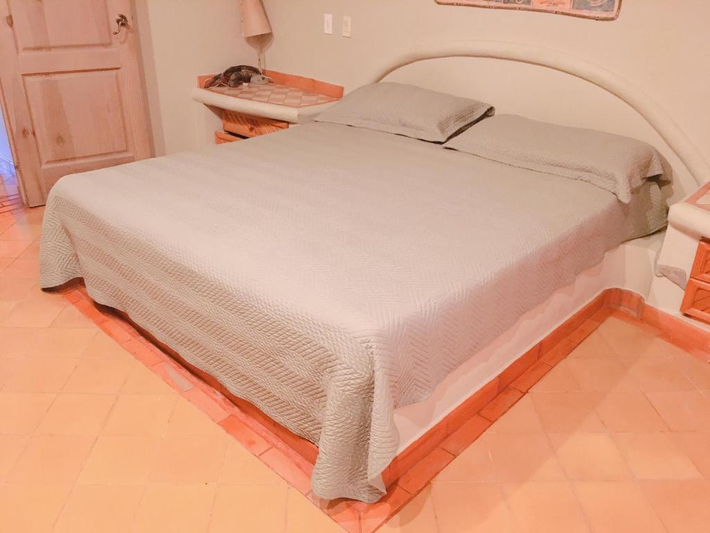Una cama o camas en una habitación de Hotel - Residencial Madrugada