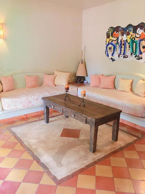 Un lugar para sentarse en Hotel - Residencial Madrugada