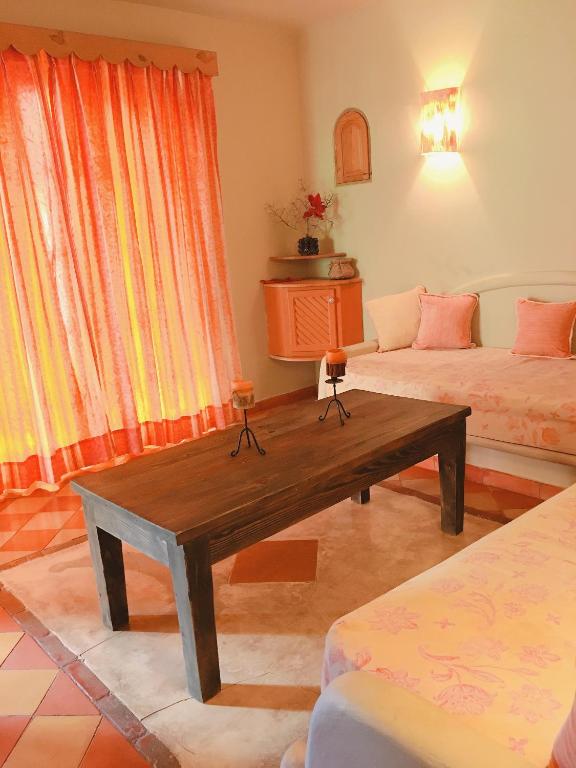 Un lugar para sentarse en Hotel - Residencial Madrugada