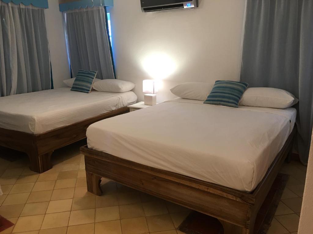 Una cama o camas en una habitación de Hotel - Residencial Madrugada