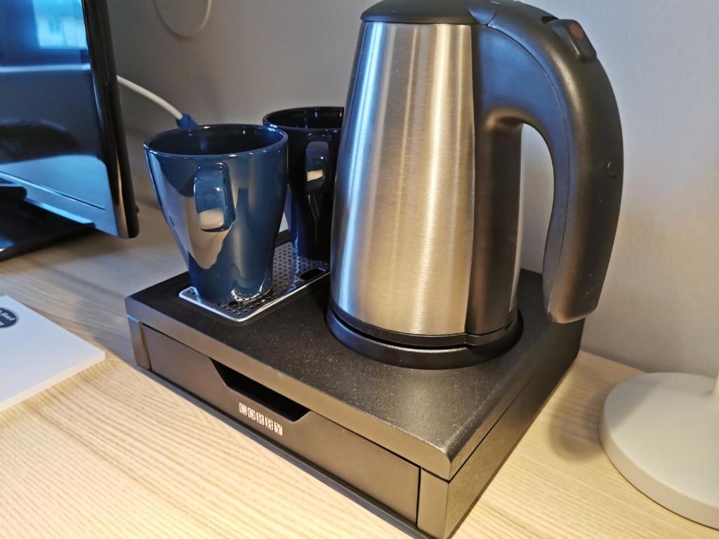 Příslušenství pro přípravu čaje a kávy v ubytování Kils Hotell & Restaurang